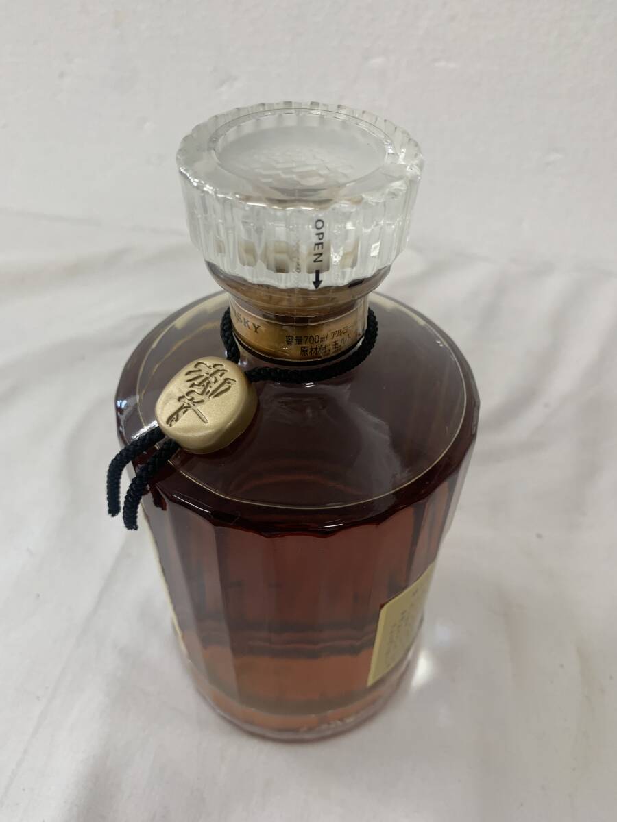 Hibiki Flower Crest Cream Label, back Gold Label (1990's predecessor to 17-year)